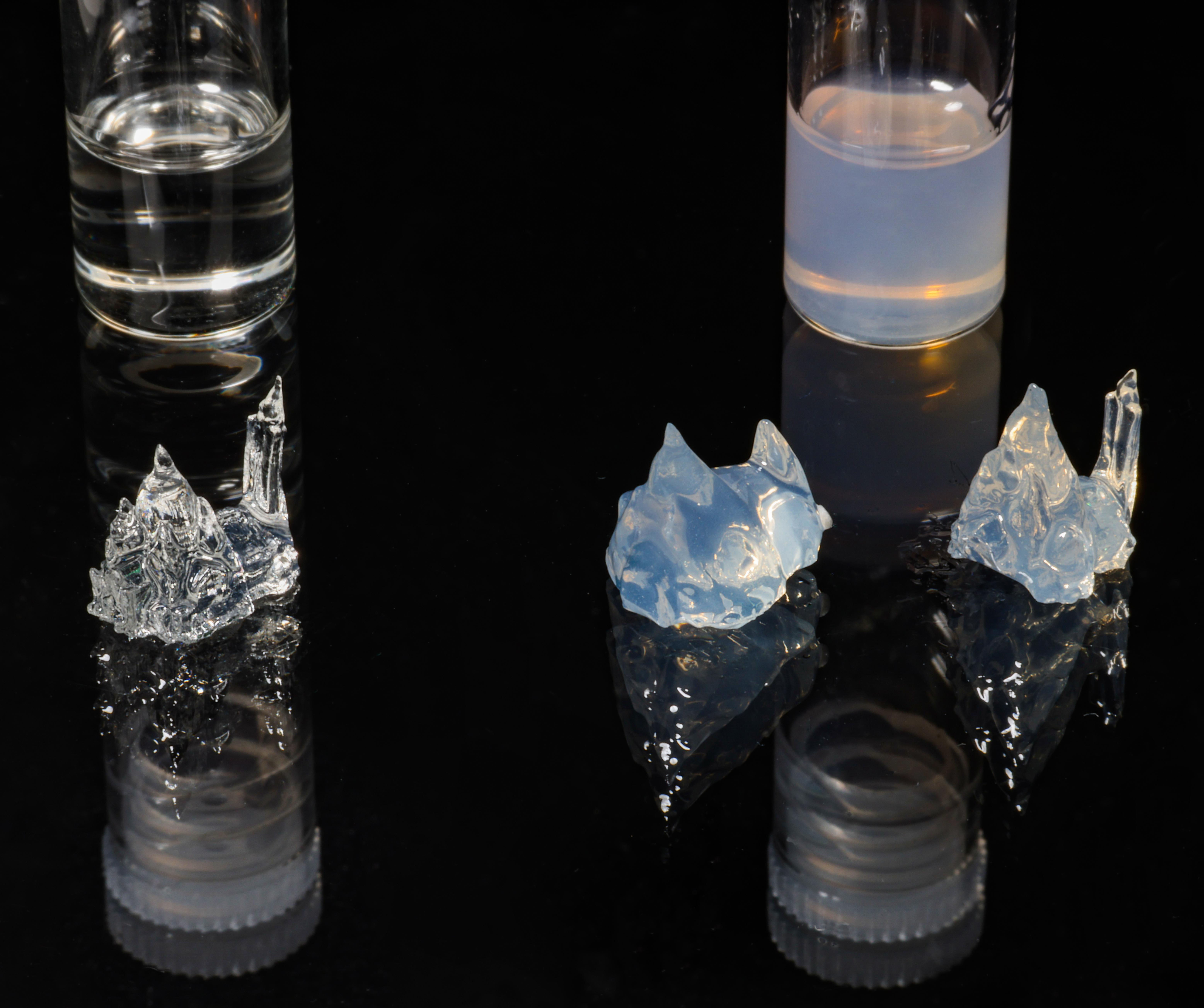 三個3D打印的對象，一個由透明樹脂製成（左）；一個來自不透明樹脂