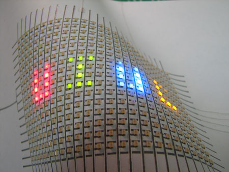 在Xerox紙上包含LED陣列（25×16）的柔性紙顯示的光學圖像